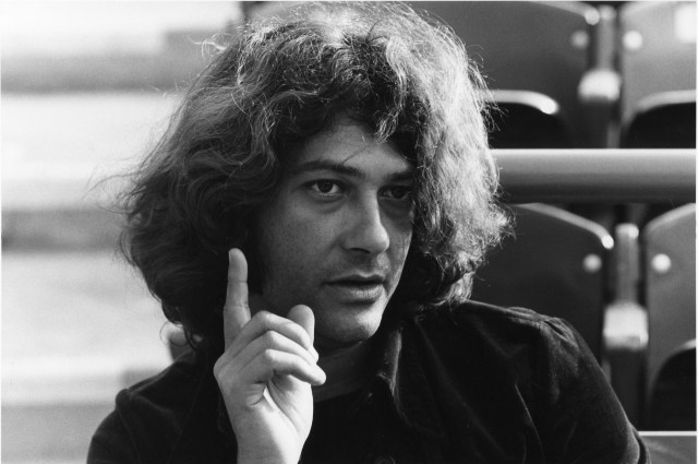 Deodato Pointing B&W