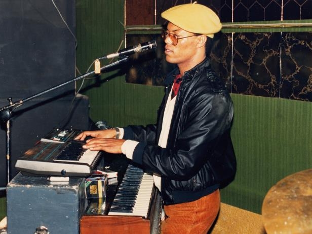 Paulino Vieira making good use of those lost synths & keys!